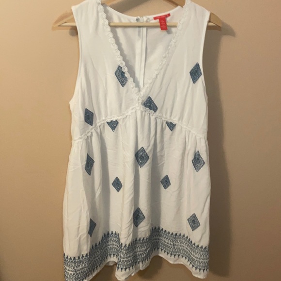 Lulus Dresses & Skirts - White sundress with blue pattern